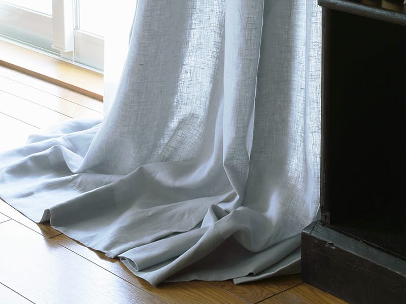 テロっとした柔らかさを持ったリネンカーテンは、長い丈が魅力的に見えます。