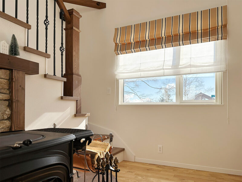 コットンストライプのダブルシェードは程よい高さを選んで固定が出来、シンプルですっきりした窓辺を演出します。