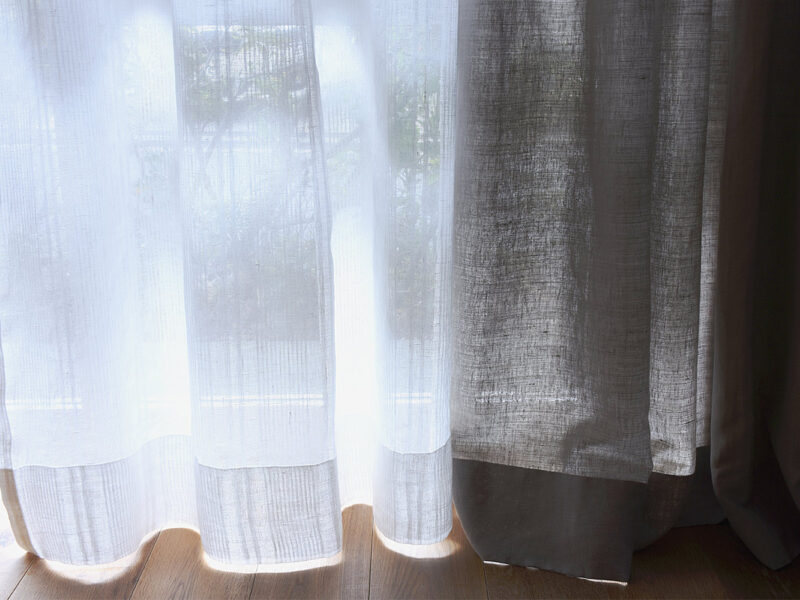 リネンカーテンのドレープに生まれる光と影のコントラストは、幻想的で本当に美しい。