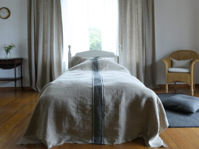 寝室をラスティック＆ヴィンテージ空間に変えるリネンベッドカバー