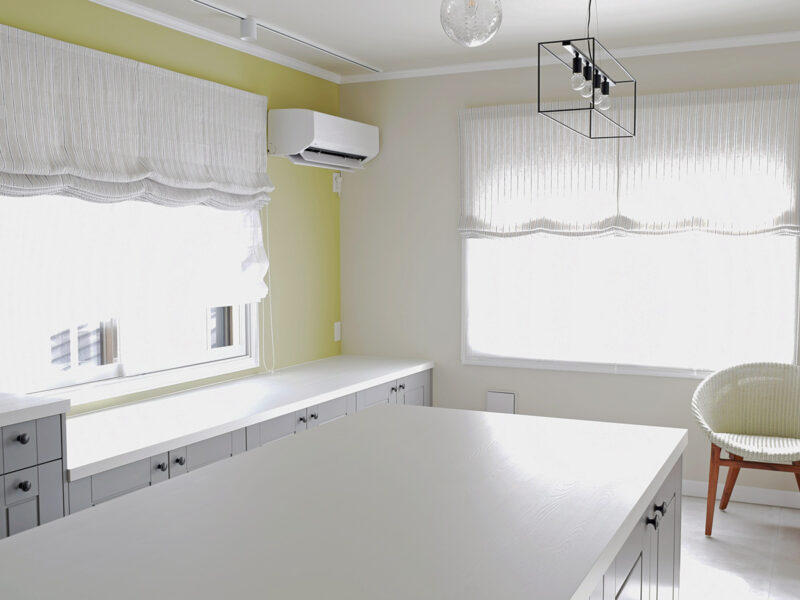 シンプルモダンの空間に合うダブルシェード。