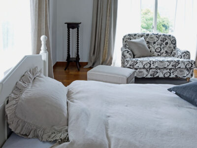 冬支度の寝室にリネンのベッドカバーで暖かさを