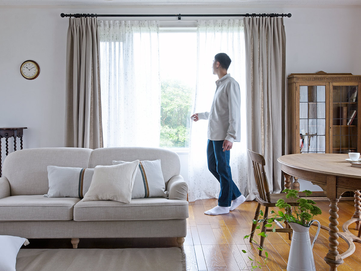 フラックスカラーのヘリンボン織りリネンカーテン。