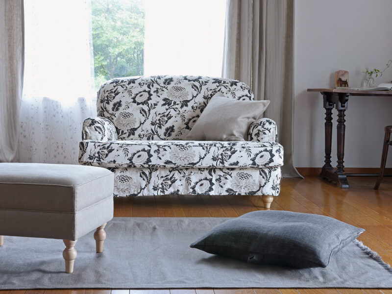 ボタニカル柄の一人掛けリネンソファ